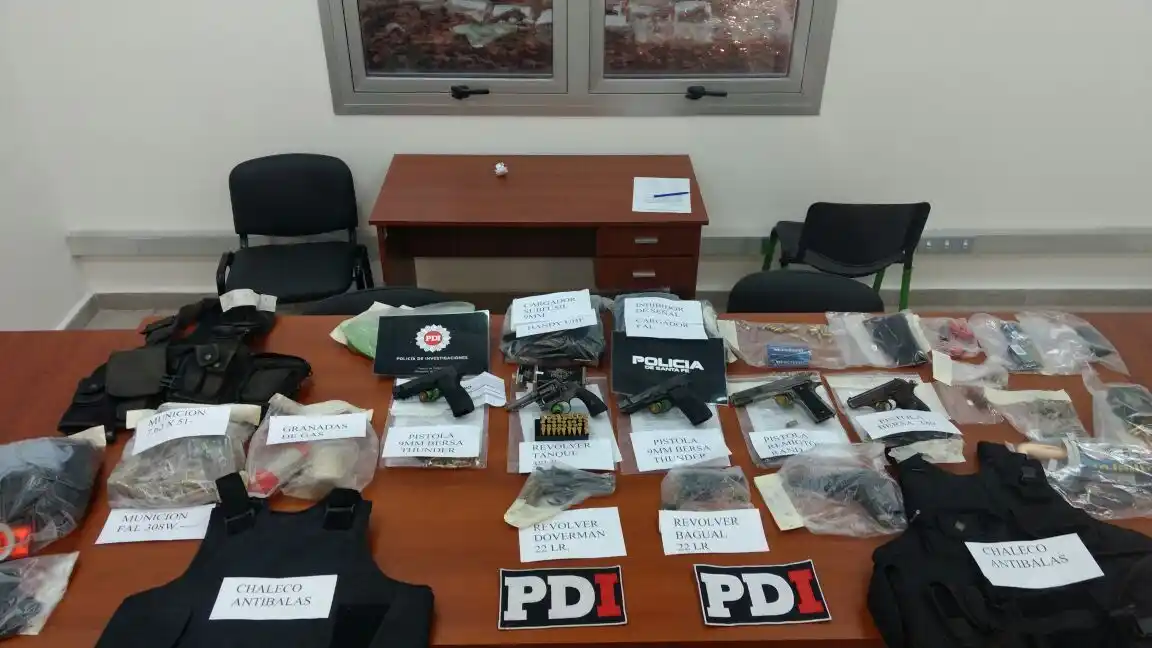 Granadas, armas de fuego, chalecos antibalas y cuatro detenidos