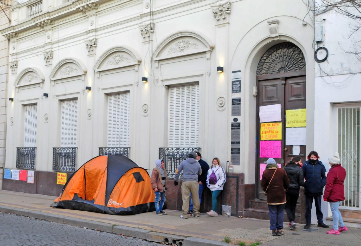 El hombre que se encadenó al Juzgado de  Familia tiene una denuncia por abuso sexual