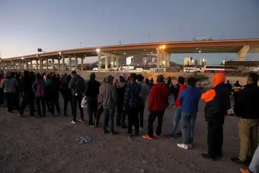 ¡DE LOS 24.000 QUE VAN A ACEPTAR! Solo 500 migrantes venezolanos de los 7.000 admitidos han llegado a EE.UU.
