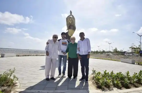La familia de la cantante junto al alcalde, frente a la estatua.