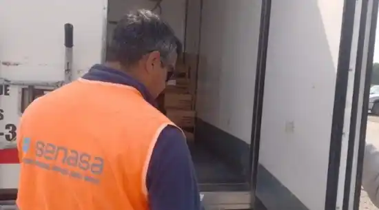 SENASA decomisó 3.000 kilos de pollo transportados sin control sanitario en la Ruta 7, a la altura de Luján