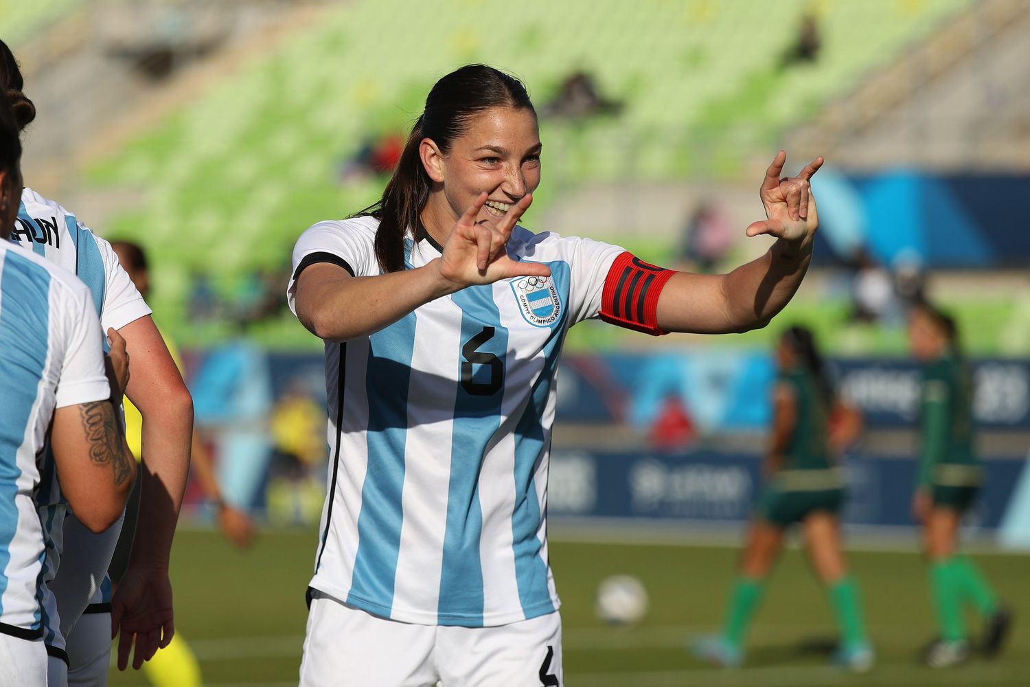 La capitana Aldana Cometti festeja el primer gol argentino.