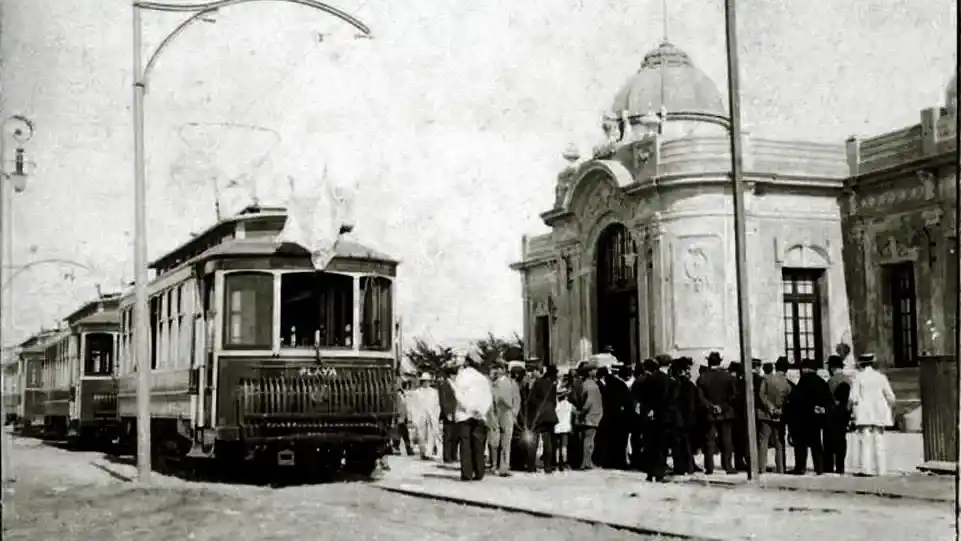 El tranvía. En la avenida 2, frente a la entrada de la vieja rambla