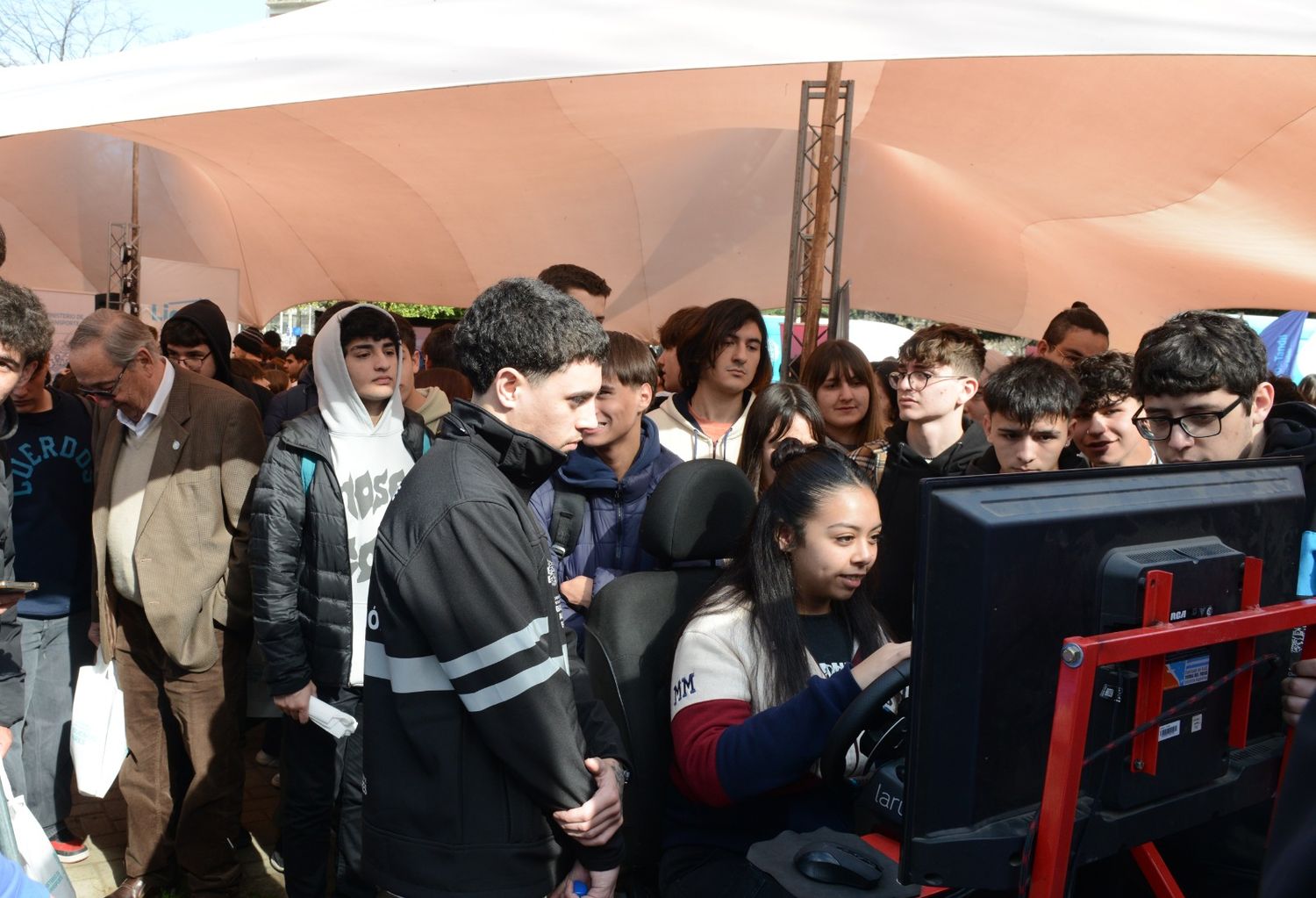 De manera interactiva, los estudiantes secundarios acceden a diversas propuestas de educación vial.