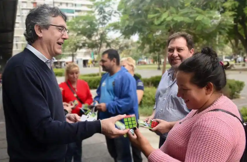 Más Varela lo volvió a hacer: repartió cubos rubik para las personas que esperan el colectivo
