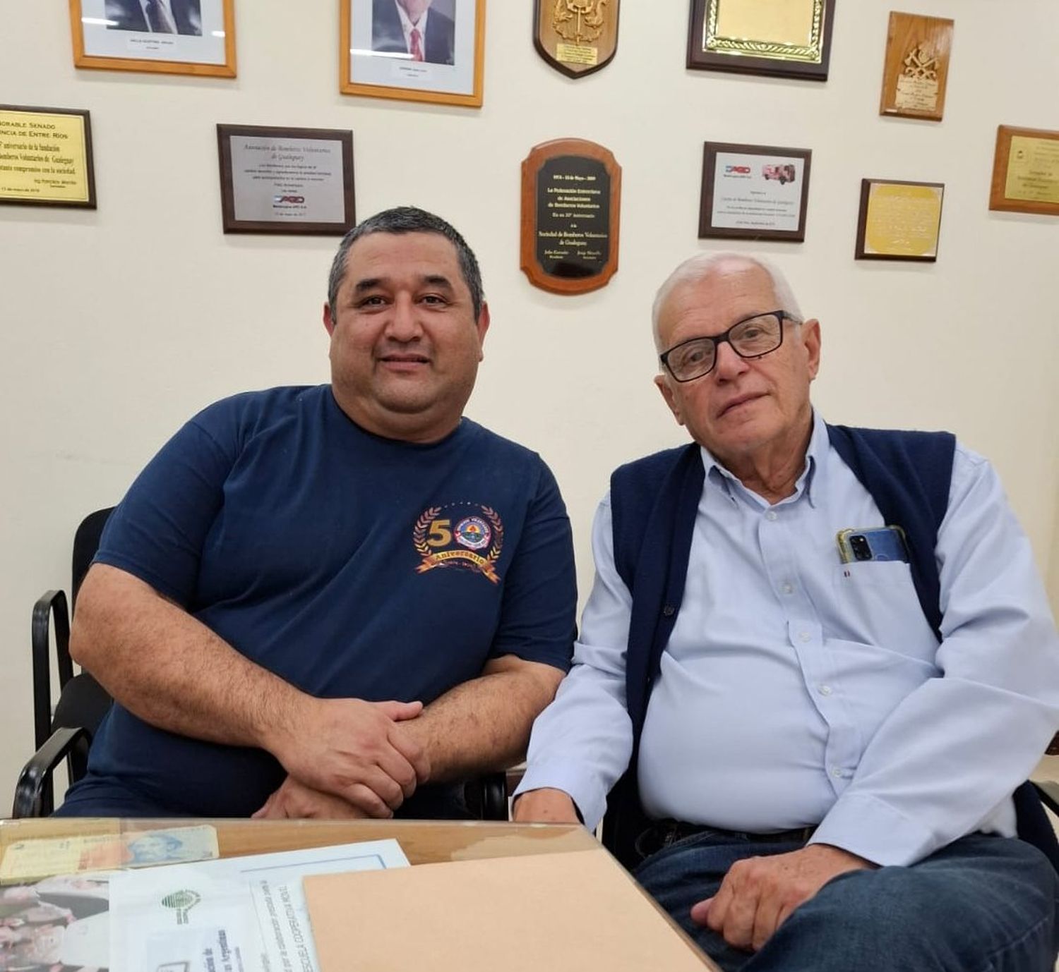 Subof. Principal Ismael Ferreyra y- Dr. Aldo Pedro María Benedetti. Vicepresidente  de Bomberos--