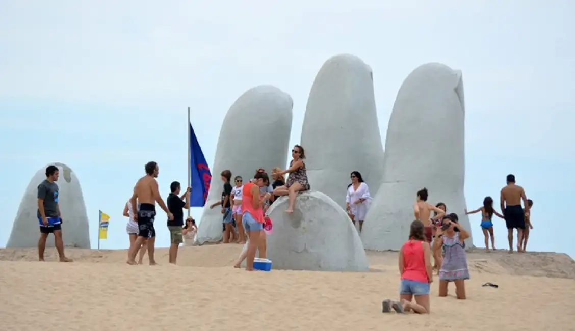Uruguay analiza la apertura del turismo internacional y los ingresos de vehículos