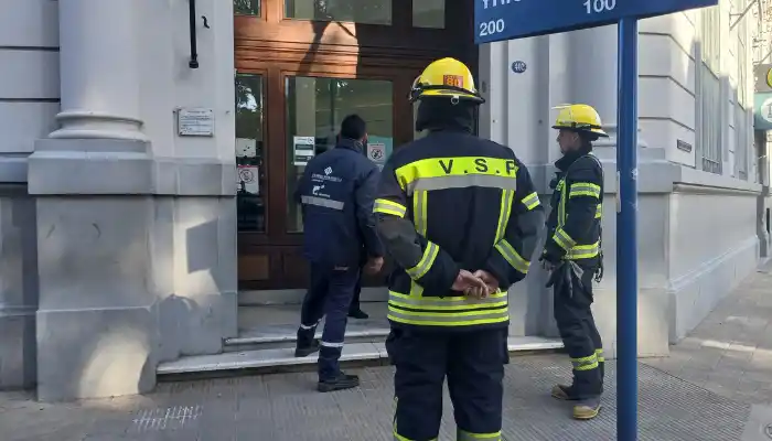 Personal de Bomberos en el banco Nación