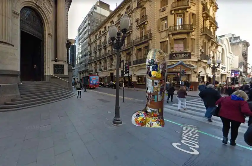 Polémica por la instalación de un pene de dos metros en la Peatonal