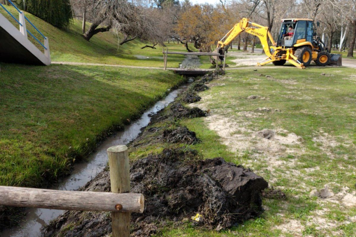 Mantenimiento del Parque: Limpian desagües tapados y arreglan calles y banquinas