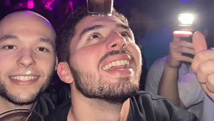 Era obvio: pidió que borraran "al pelado" de su foto y provocó una catarata de memes y bromas que se volvieron virales