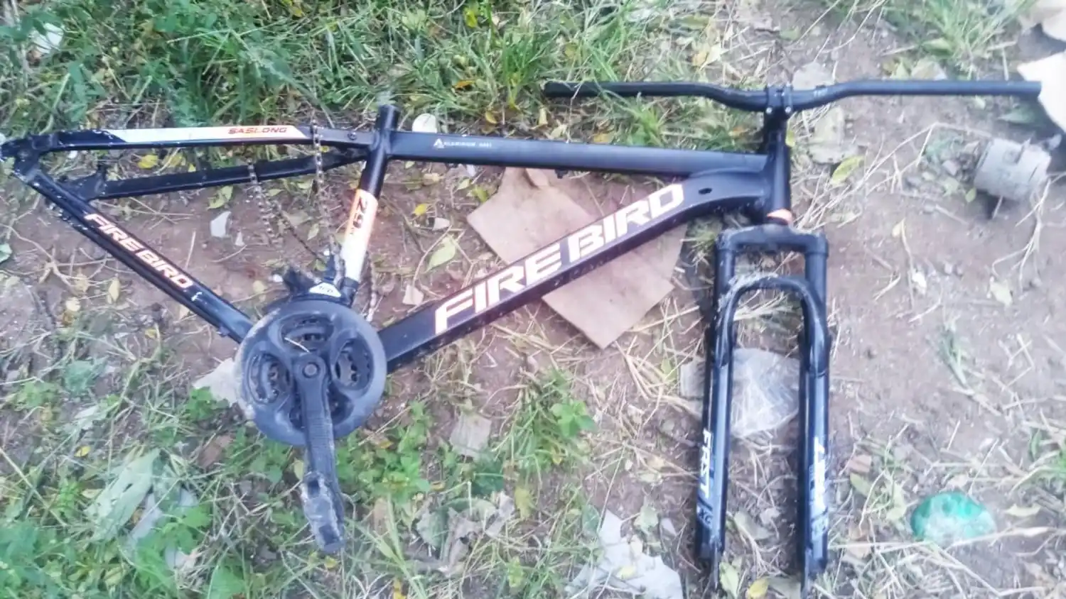 El cuadro de la bicicleta Fire Bird. Fue hallado en el zanjón próximo a la cancha de fútbol del Club Mitre.