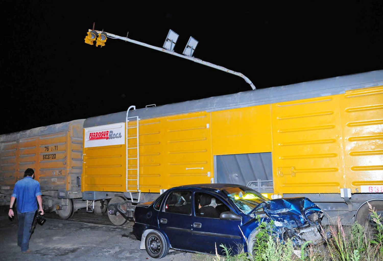 Un auto chocó con un tren de carga en la Ruta 74