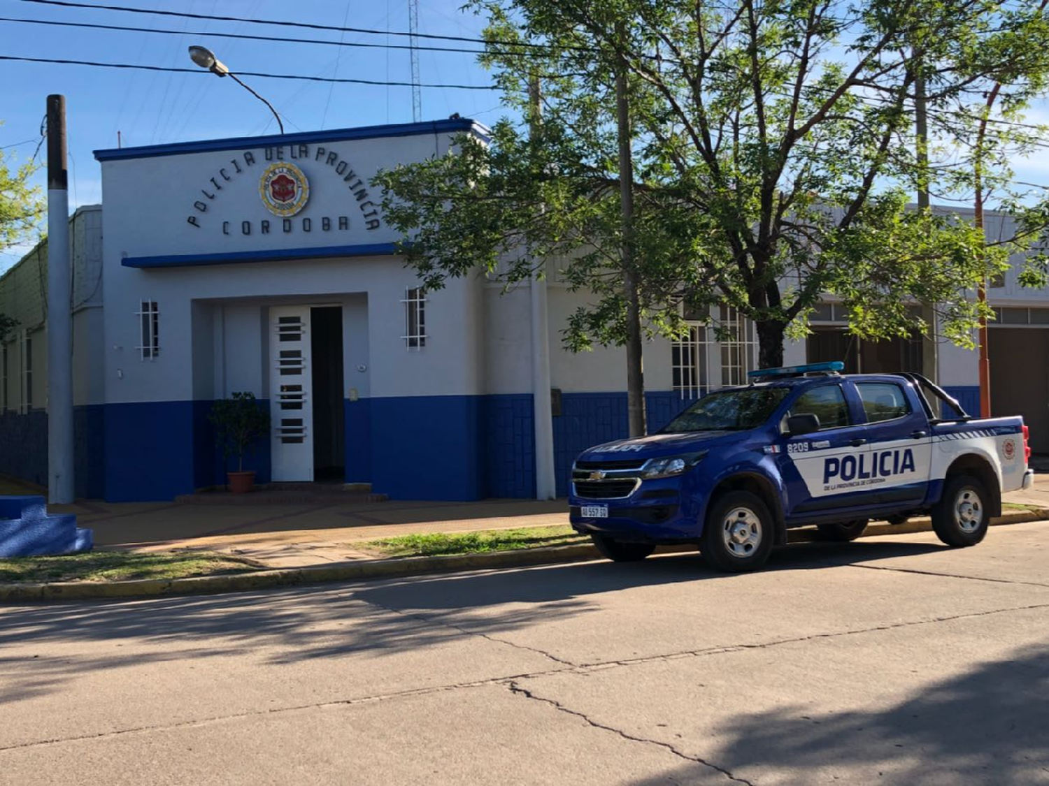 Joven mujer lesionada al volcar con su automóvil