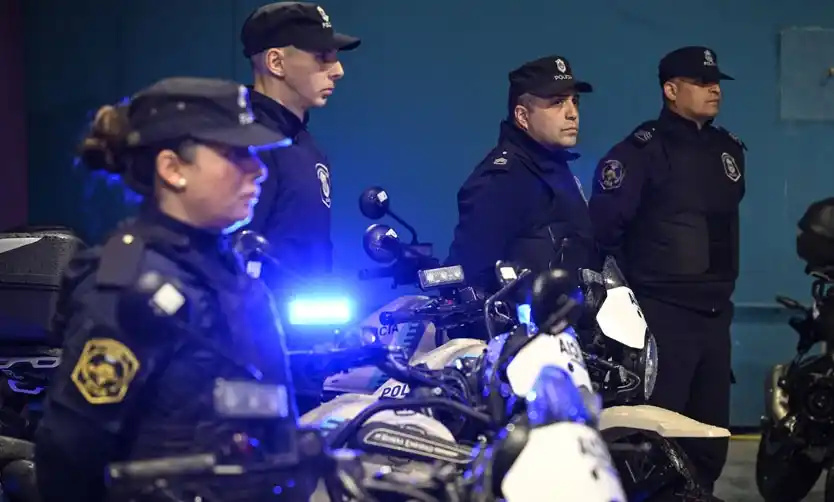 Kicillof entregó nuevos móviles policiales para fortalecer la seguridad
