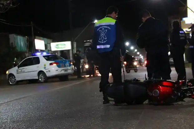 Ocasionó un accidente y escapó: un motociclista lesionado