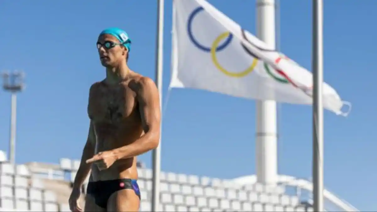 Este es el nadador italiano que conquista París con su talento y carisma