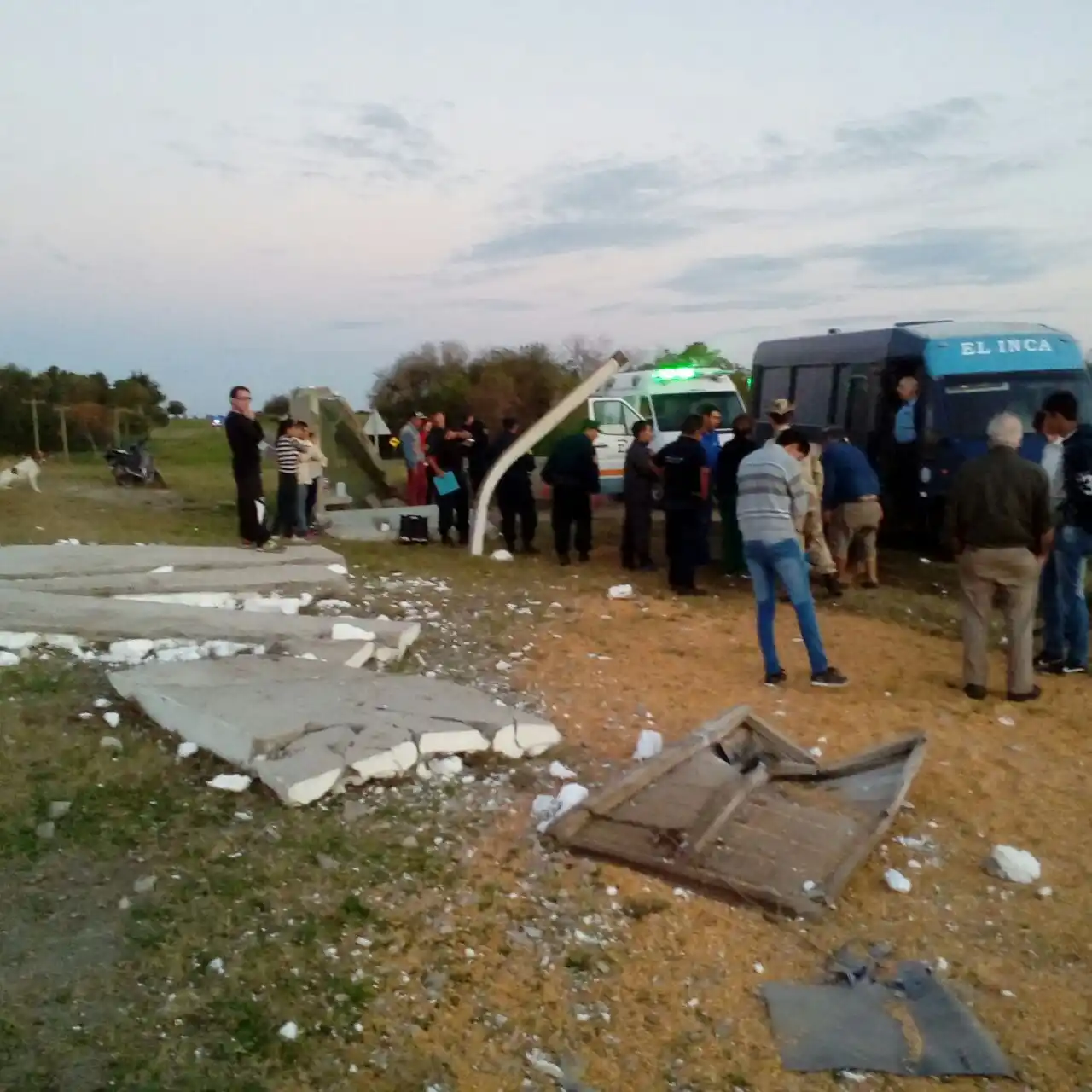 Al evitar chocar con un colectivo terminó destruyendo una garita