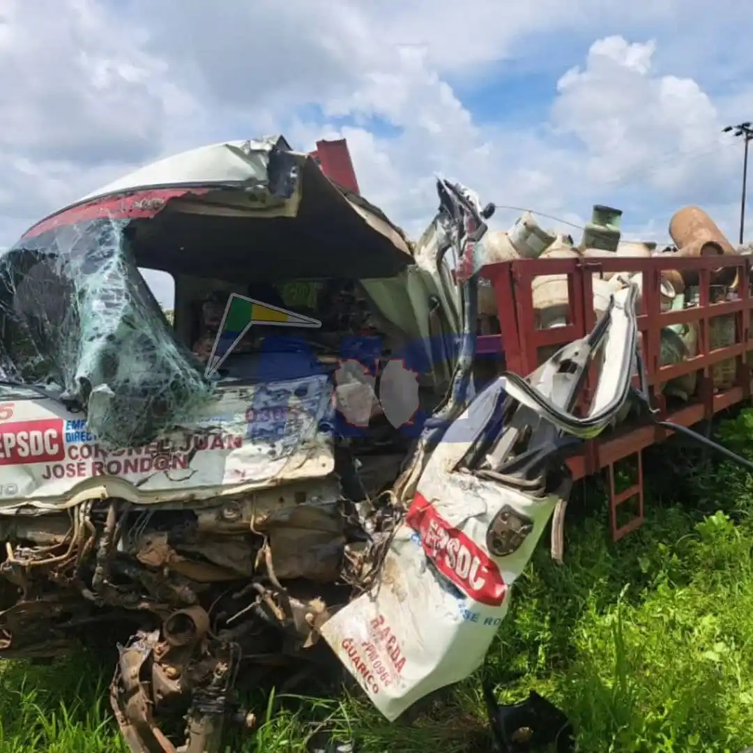 CHOQUE DE FRENTE deja 4 heridos: están implicados un camión de gas y un convoy del Ejército