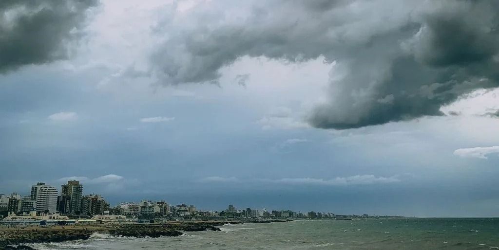 Continúa el mal clima: Rige doble alerta meteorológico para la costa bonaerense
