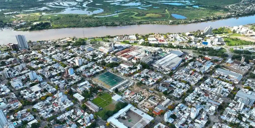 La ciudad de Santa Fe, su río y en el centro de la imagen la planta potabilizadora de Aguas Santafesinas.