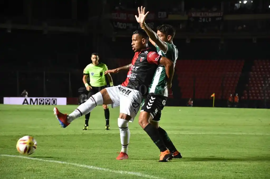 Colón recibe a Banfield en el Cementerio de los Elefantes
