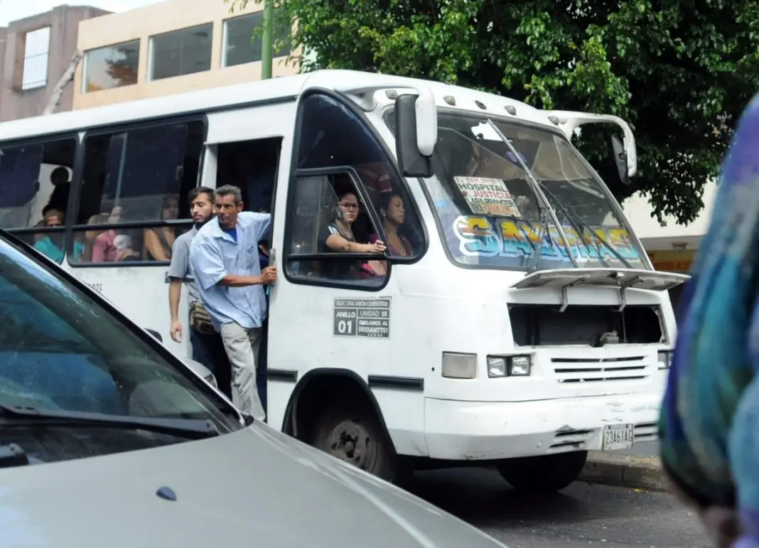 Detenidos tres sujetos por andar robando adentro de un transporte público en Chacao