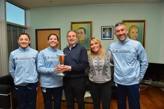 Descalzo entregó subsidio a deportistas de la familia Podestá
