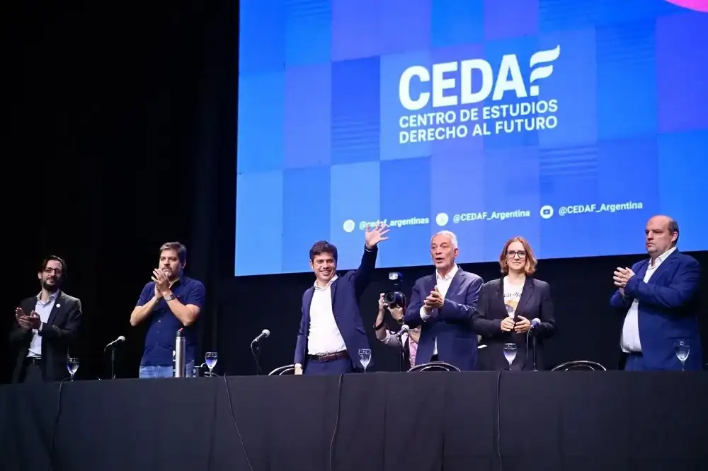 El gobernador Axel Kicillof en un encuentro organizado por el Centro de Estudios del Derecho al Futuro (CEDAF).
