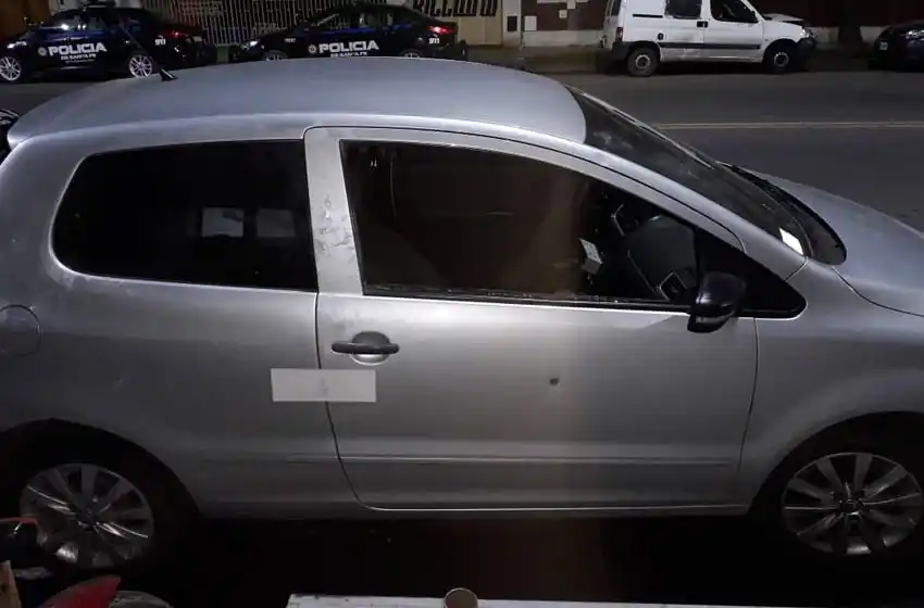 Le dispararon desde un auto mientras manejaba, chocó contra una columna y terminó internado