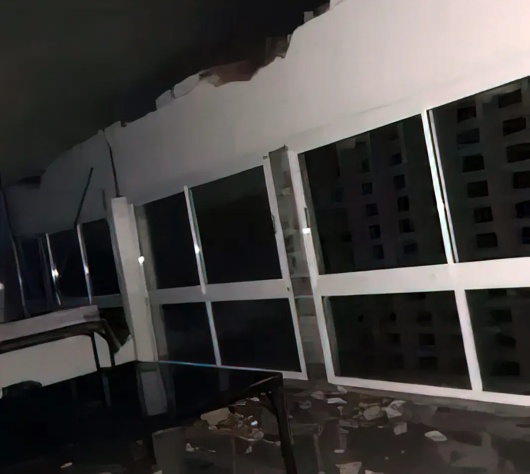 La escuela quedó sin techo, que salió volando y dañó al menos unas seis viviendas.