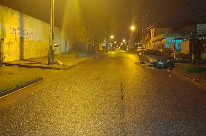 Perdió el control de la moto, cayó y murió