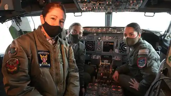 Tocar el cielo con las manos: las mujeres pilotos del  nuevo Boeing de la Fuerza Aérea