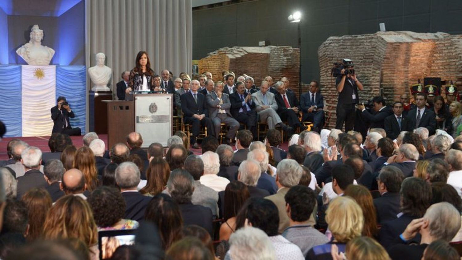 La Presidenta encabezó un acto por los 30 años de democracia en el país