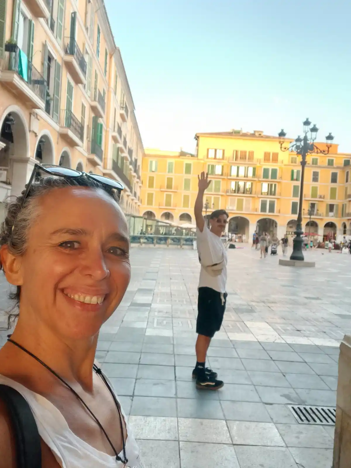 Plaza mayor de Palma, con mi hijo Ciro que vive allí-