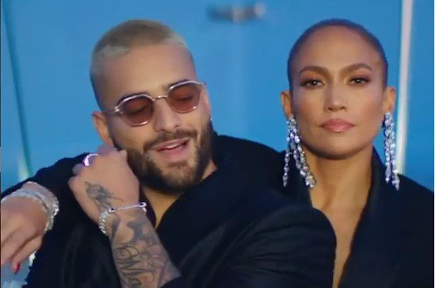 Jennifer López y Maluma posponen estreno de ‘Marry me’