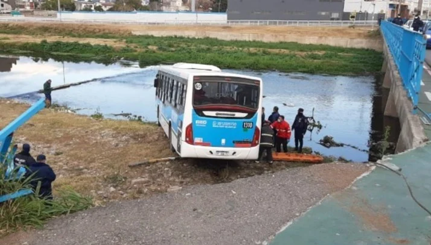 Un colectivo cayó de un puente tras ser chocado por un auto 