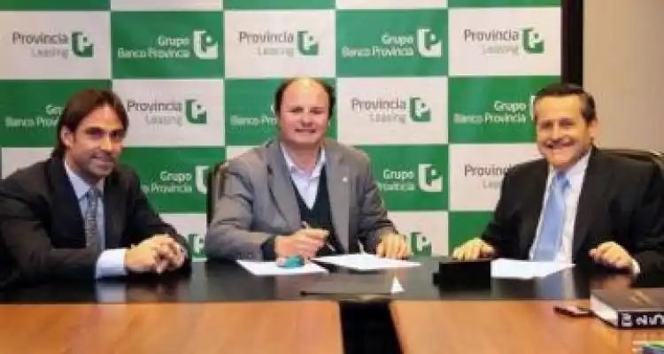 Provincia Leasing firmó un contrato con el municipio  para la llegada de un Hidroelevador