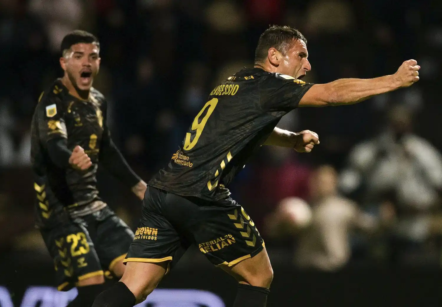 Bergessio festeja el primer gol de Platense.