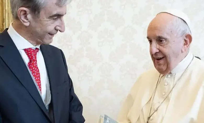 Nelson Castro junto al Papa, en una visita al Vaticano