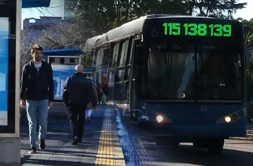 Furia de los usuarios en plaza Sarmiento por el aumento de colectivo y el cambio en el transporte