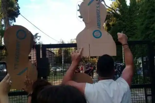 MAR DEL PLATA: Realizaron escrache y demarcación a la casa de Etchecolatz