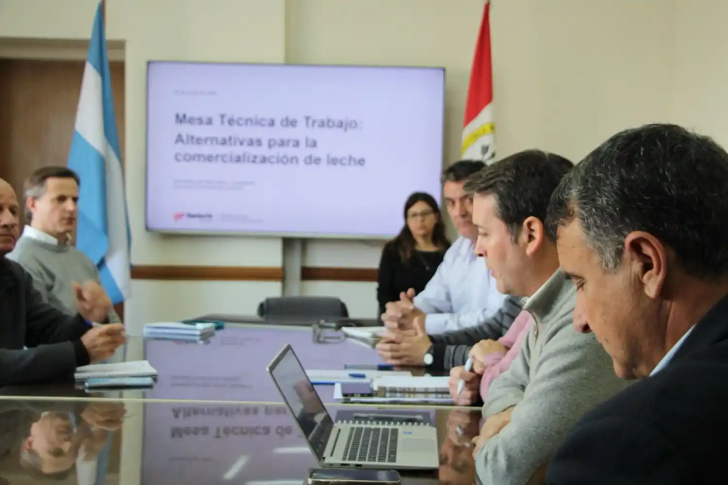 La Mesa de Trabajo se reunió con el sector lechero.