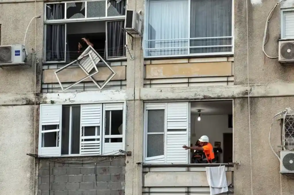 Personal de emergencia en un edificio dañado en Ashkelon