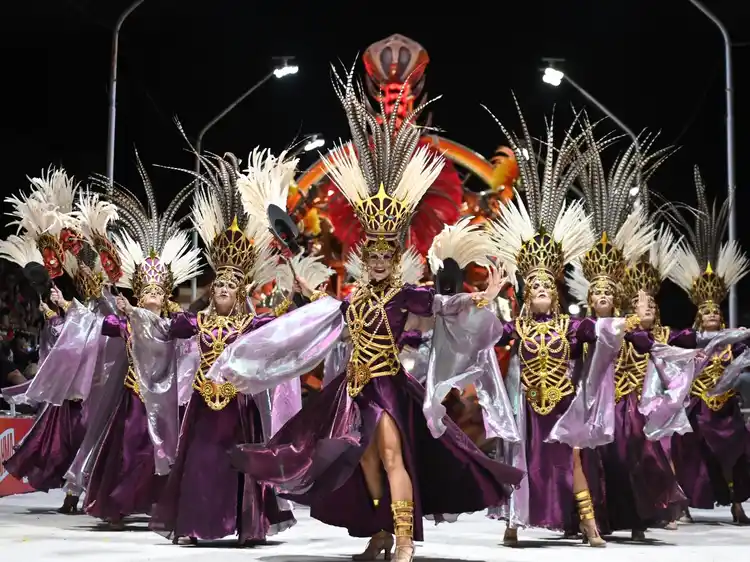 El Corsódromo volvió a ser una fiesta durante la cuarta noche del Carnaval del País