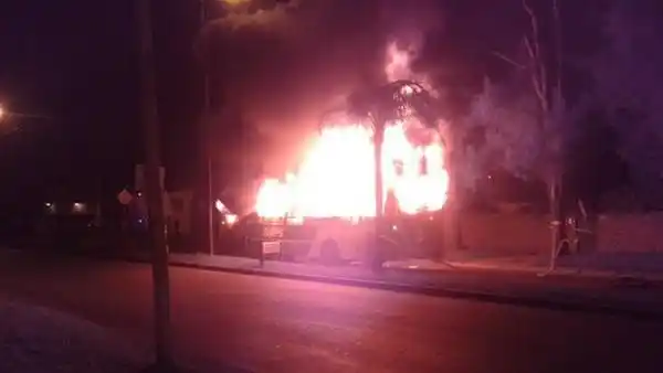 Quilmes: Un colectivo atropelló a un joven y su familia incendió la unidad 