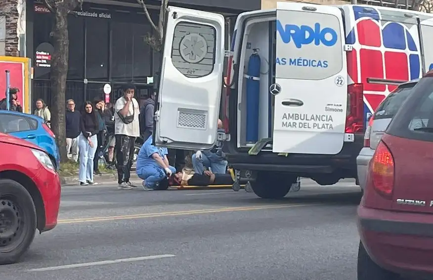 La mujer quedó tendida en el pavimento luego de ser atropellada por el auto.
