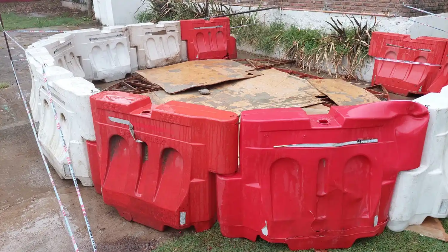 Jardín de Mataderos: retomaron las clases tras vallar el pozo ciego hundido, que será clausurado