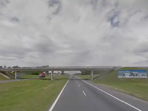 Dos autos protagonizaron un choque en la autopista Rosario-Buenos Aires