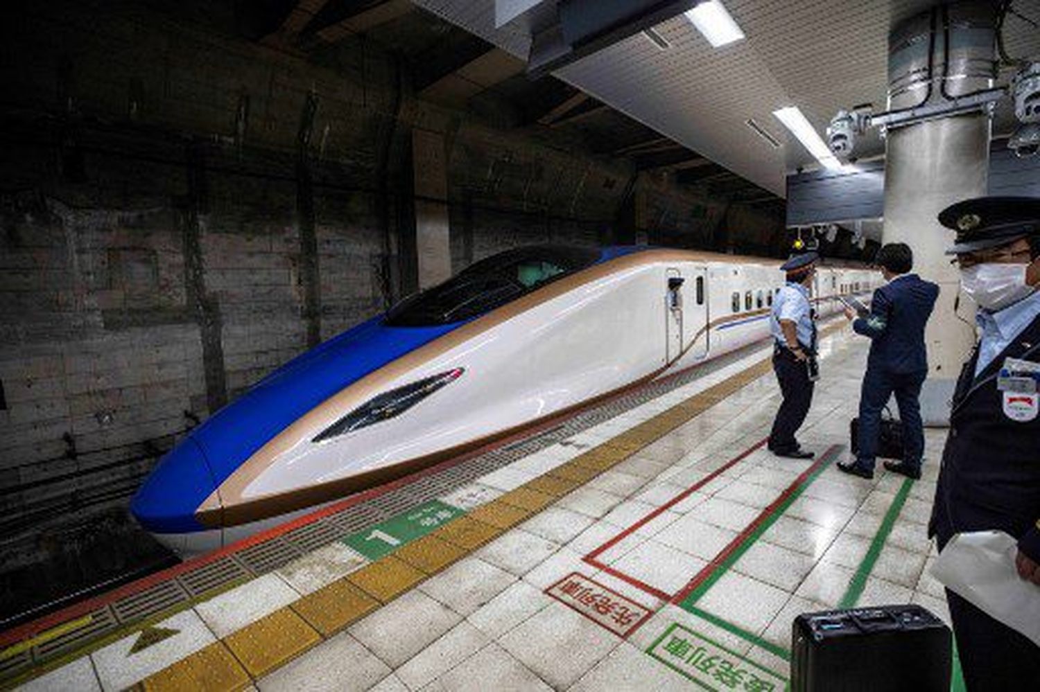 Un tren bala shinkansen de Japan Railways sale de la plataforma en la estación de Ueno en Tokio el 21 de mayo de 2022. F